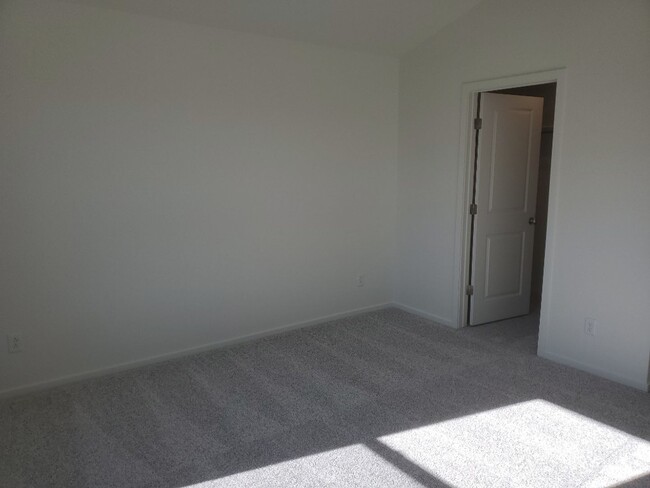 Building Photo - Exquisite 3 Bed 2.5 Bath Single Family Home