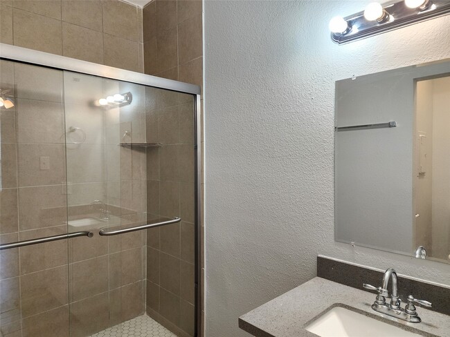 Building Photo - 2255 Braeswood Park Dr