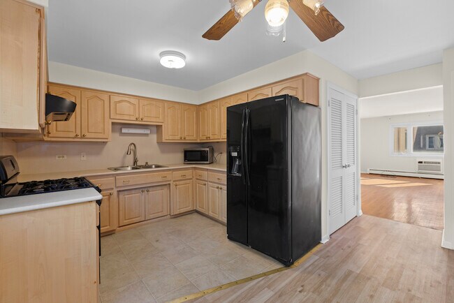 Building Photo - 8121 S King Dr