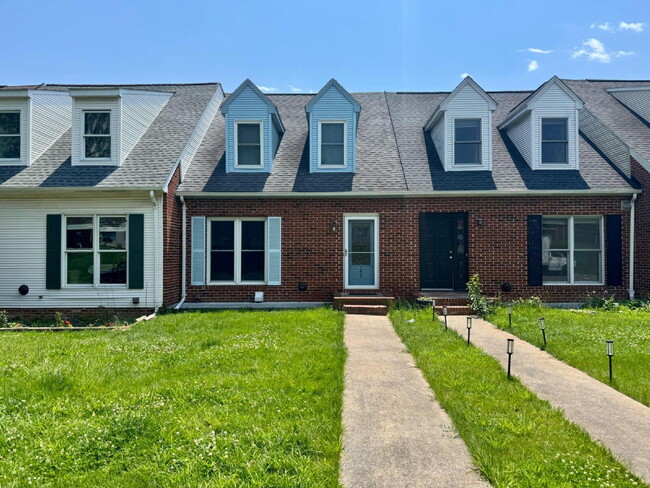 Building Photo - 3-Bedroom, 2.5-Bath Townhouse with Finishe...