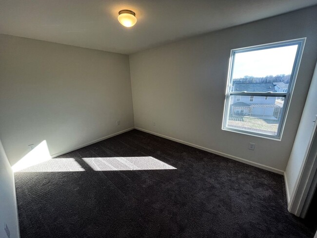 Building Photo - Beautiful 3 bedroom, 2 1/2 bathroom home i...