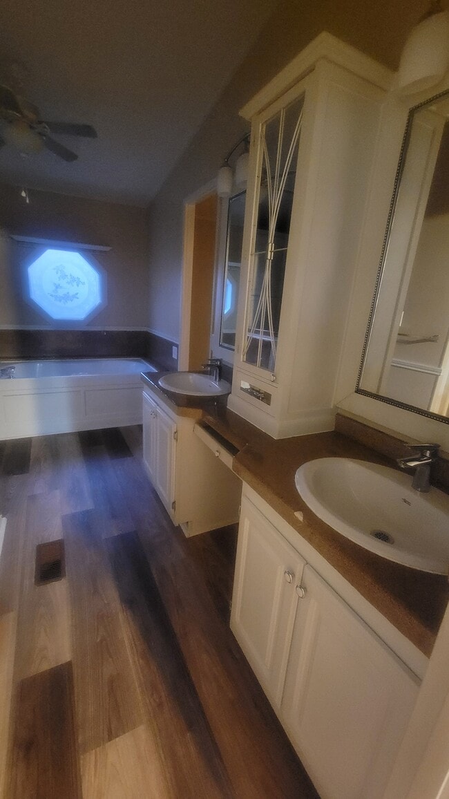 Building Photo - 9455 Tranquil Acres Rd