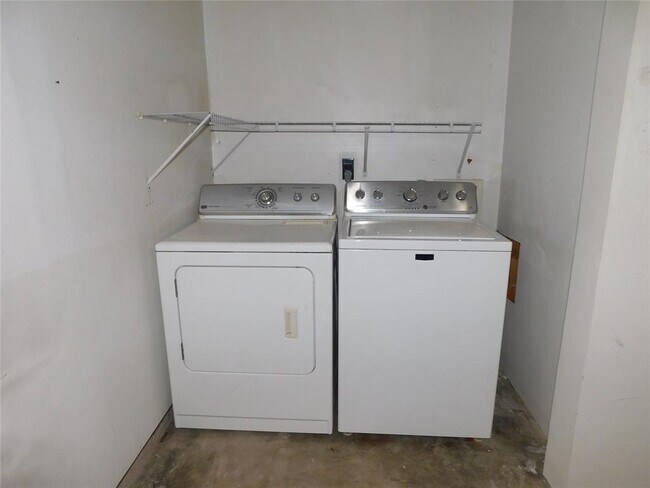 Building Photo - 9710 Pine Lake Dr