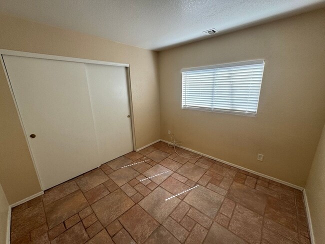 Building Photo - 3 Bedroom - 2 Bath - 1300 Sq. Ft. Home - Tucson