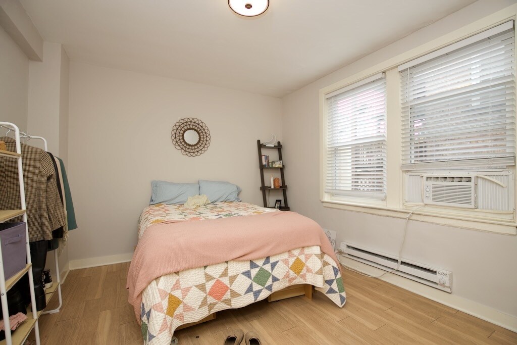 Building Photo - 511 W Belmont Ave