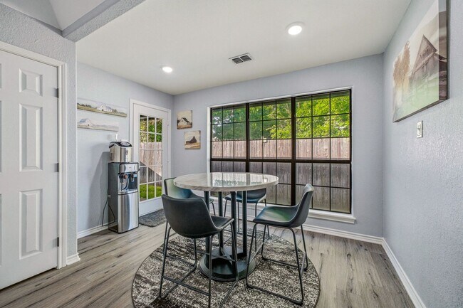 Building Photo - Beautiful large 3 bedroom home