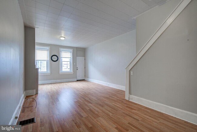 Building Photo - 2069 E Monmouth St