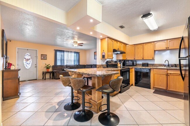 Building Photo - Charming 3 bedroom Home with Huge Fenced Yard