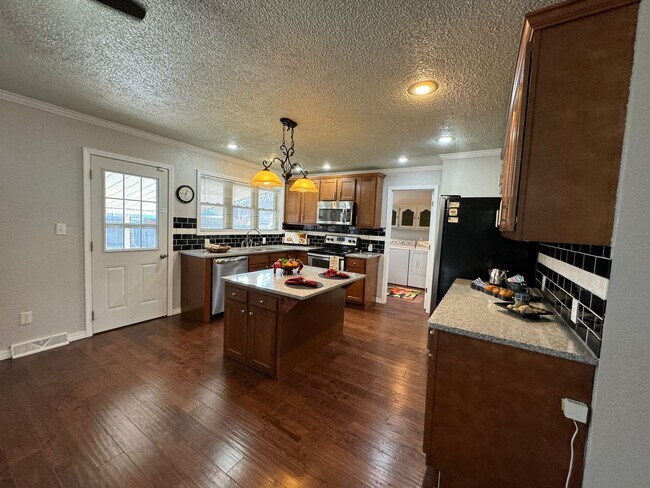 Building Photo - Gorgeous 3 bedroom, 2 bath home in a great Springfield neighborhood!