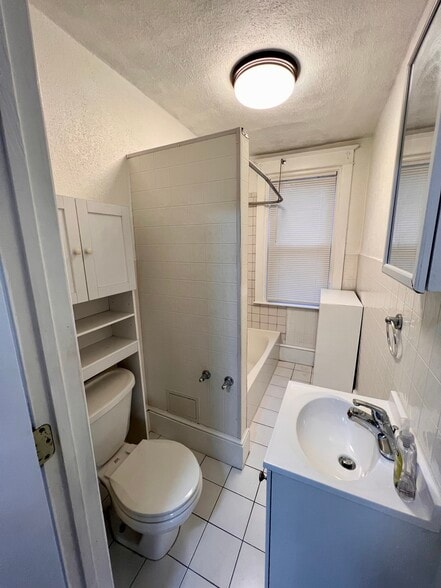 bethroom - 340 E Broadway Ave