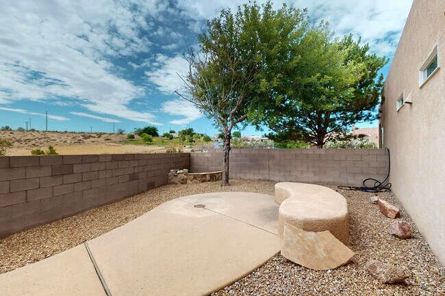 Building Photo - SE Rio Rancho 3 Bedroom  2 bath  2 car garage