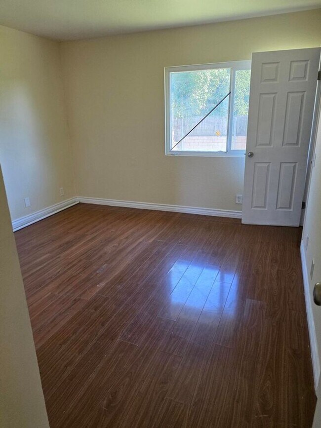 Building Photo - Close to Cal State