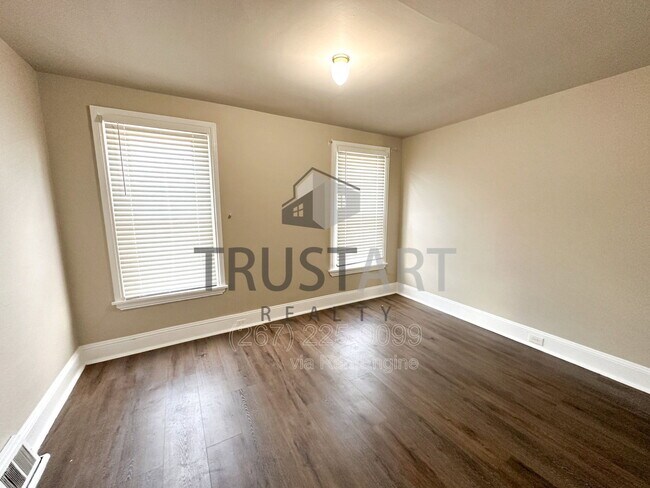 Building Photo - 3885 Manor St