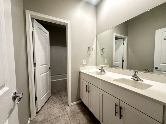 Building Photo - Stunning 4-bedroom, 2-bathroom home located in the vibrant community of Sahuarita, AZ