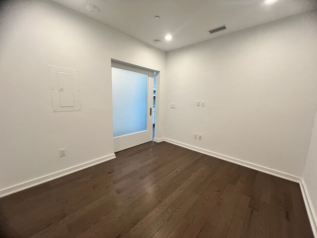 Building Photo - Stunning 1 Huge Den/1 Full BA Den Condo in...