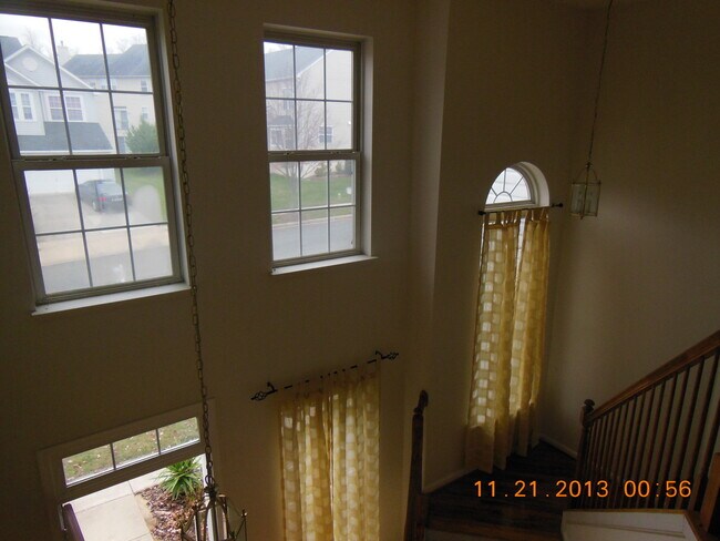 Building Photo - "COMING SOON" Spacious 4 + 2.5 SFH + Renov...