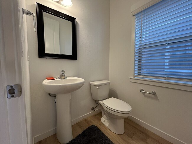 Building Photo - Gorgeous 3BR Home with Open Main Level & Large Primary Suite