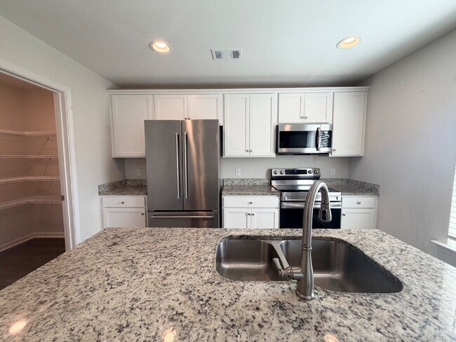 Building Photo - Four Bedroom Home in Heritage New Riverside!