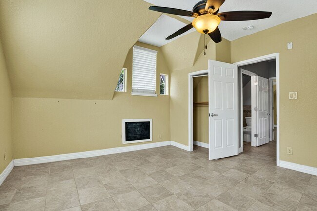 Building Photo - Charming 4-Bedroom Home near Downtown SA!