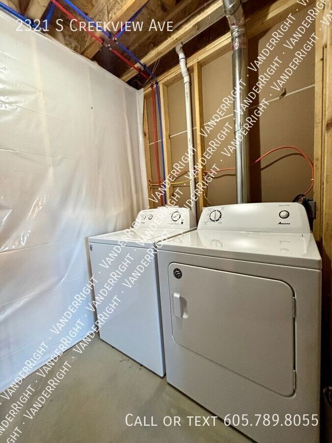 Building Photo - 2321 S CreekView Ave