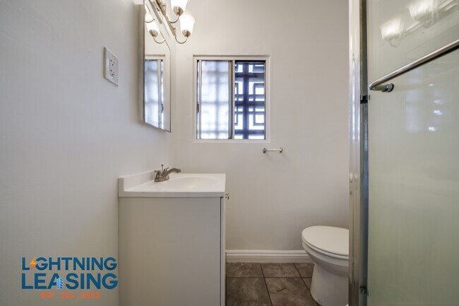Building Photo - 1325 N Harvard Blvd