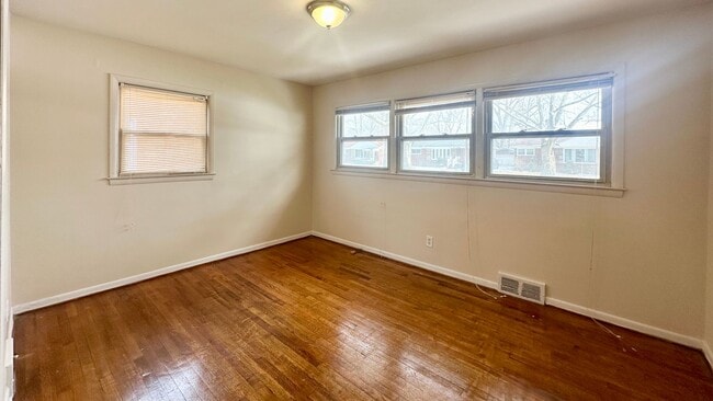 Building Photo - Three Bedroom Brick Ranch in Oak Park with...