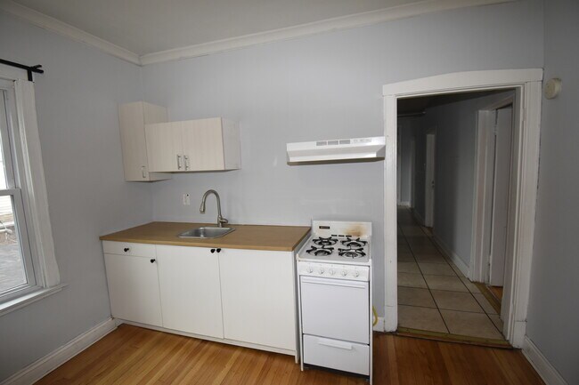 Building Photo - 5612 S Sawyer Ave