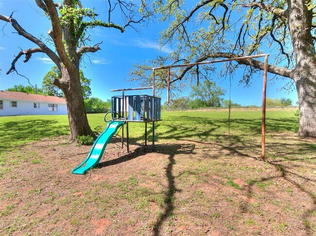 Building Photo - 502 N Oak St