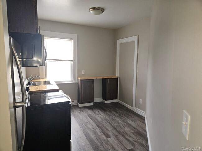 Building Photo - 103 Wickham Ave
