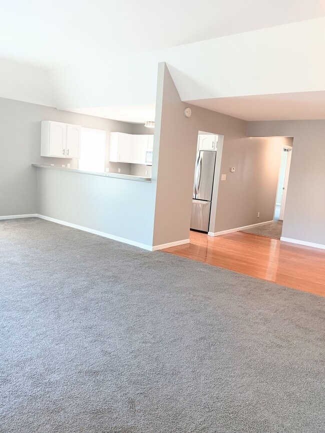 Building Photo - Spacious Condo with Modern Comforts