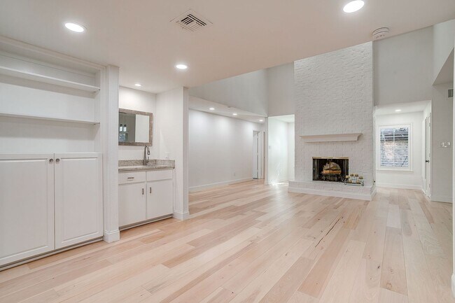 Building Photo - Easy Townhouse Living