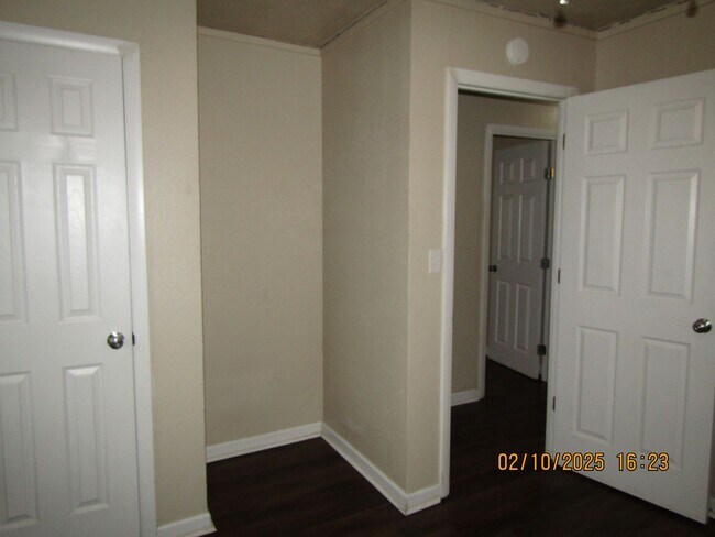 Building Photo - New listing! 3 bedrooms/1 bath/garage with carport