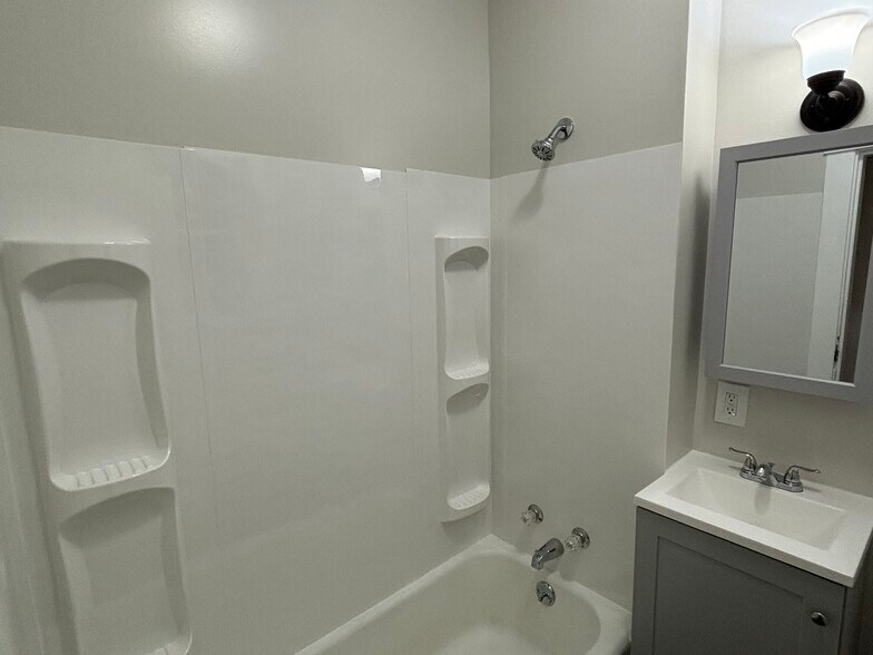 Building Photo - 14 Elm St