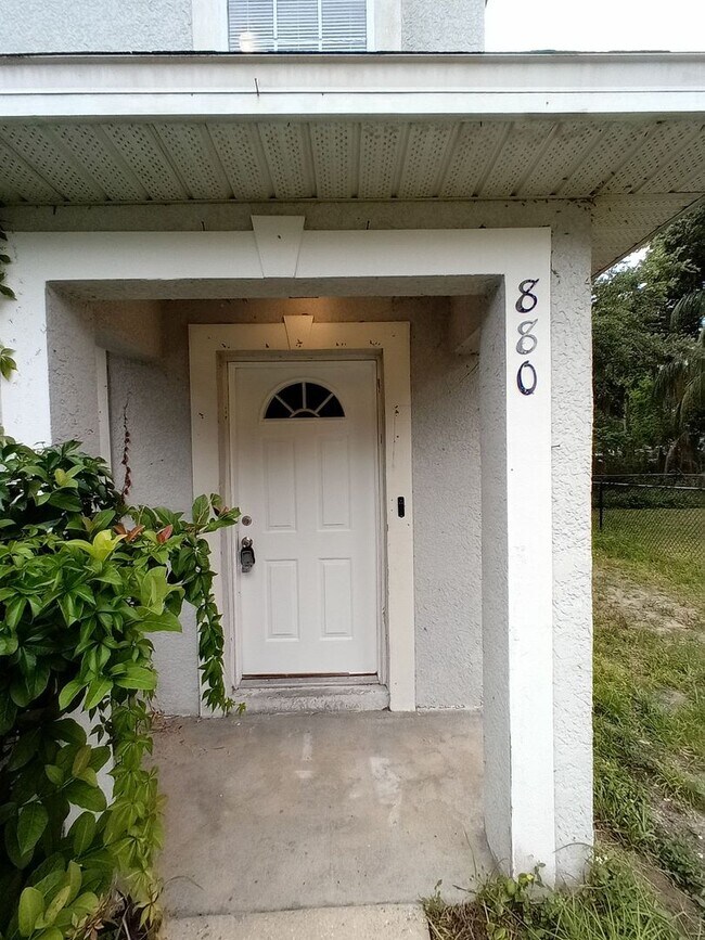 Building Photo - 880Col