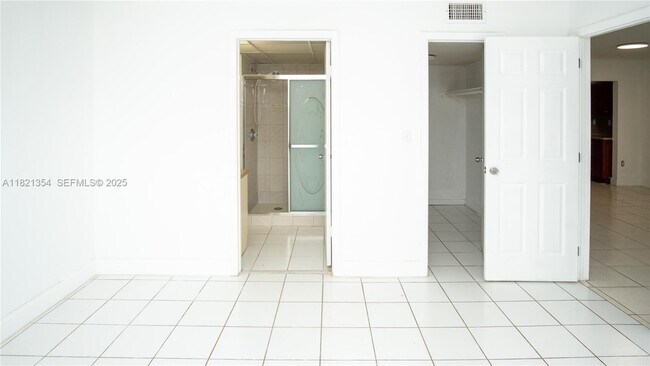 Building Photo - 10090 NW 80th Ct