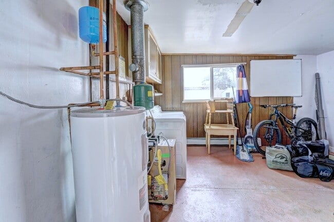 Building Photo - 1630 Maple Ct