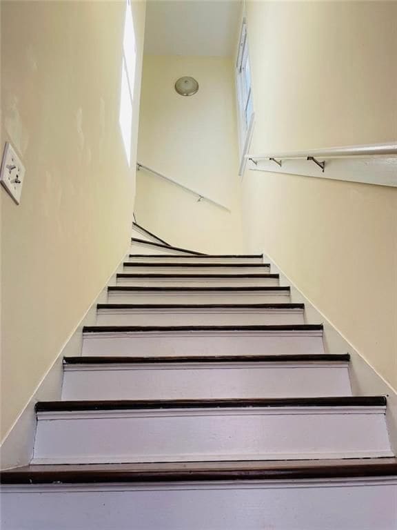 Building Photo - 287 MacKenzie Dr NE