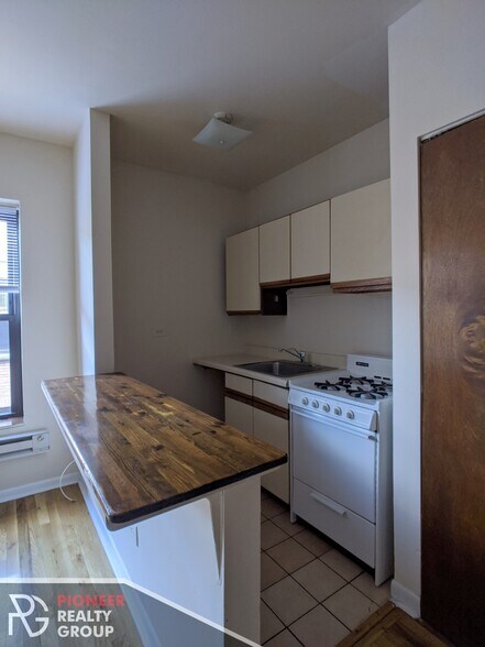 Building Photo - 813 W Cornelia Ave