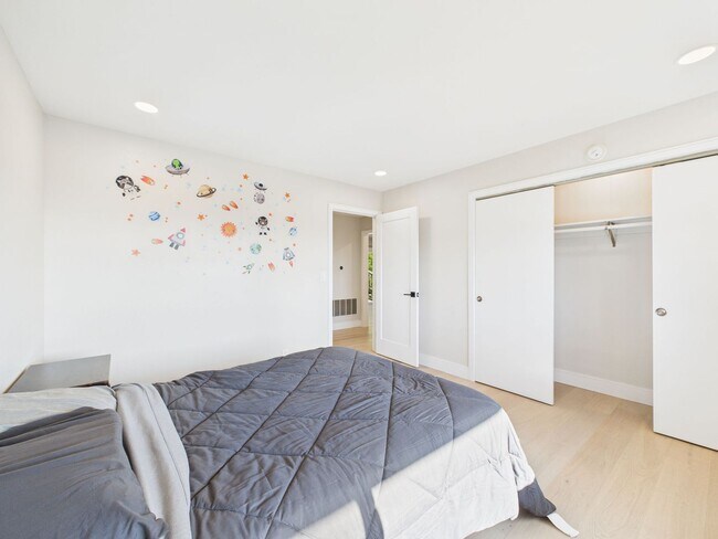 Building Photo - 3325 Brunell Dr