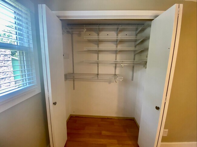 Building Photo - Stunning Bi-Level 3 Bedroom Home in Forest...