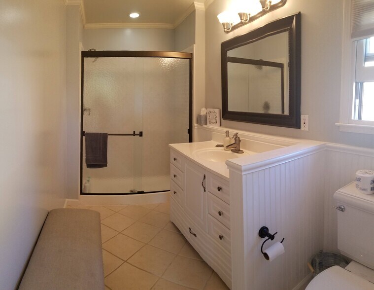 Huge bathroom. - 1912 Eversley Plz