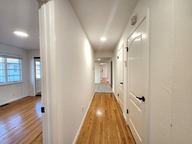 Building Photo - Charming Single Family Home Located in Sou...