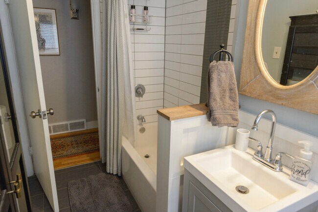 Common Area Bathroom - 932 S Holly St