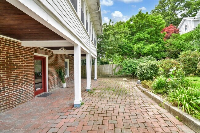 Building Photo - 404 Mt Auburn St