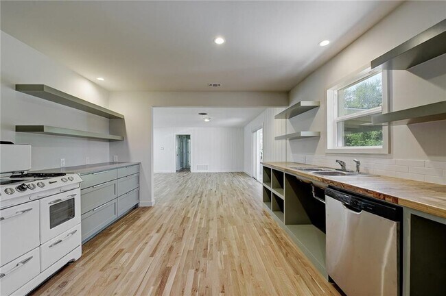 Building Photo - 4804 Menchaca Rd
