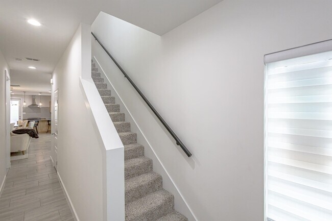 Building Photo - 423 Deer Path Lp