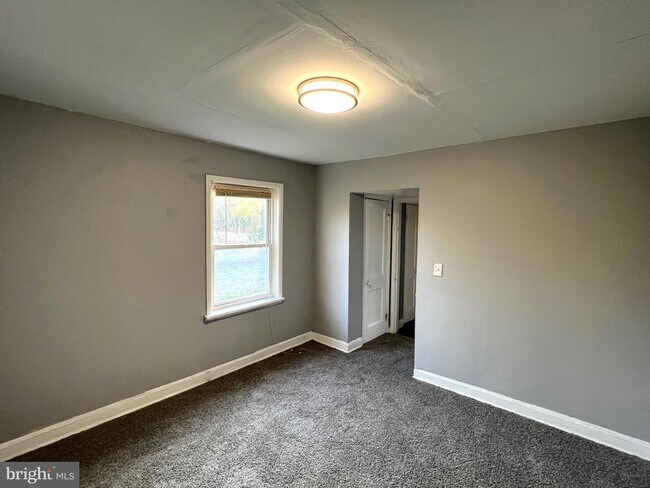 Building Photo - 3919 Pascal Ave