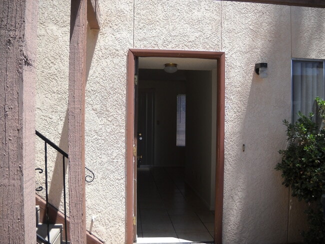 Building Photo - Cute unit in four plex