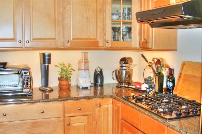 Building Photo - Beautiful 3 Bedroom / 2.5 Bathroom Townhome - Available End of June!