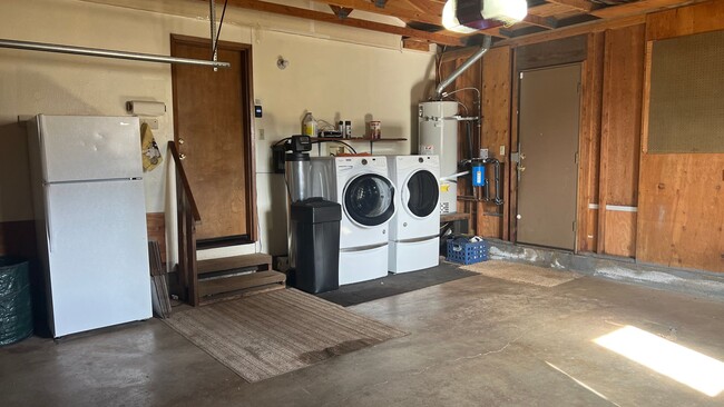 Building Photo - Two Bedroom Two bath home with attached Ga...